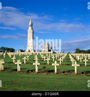 La cattedrale di Notre Dame de Lorette WW1 francese cimitero militare e ossari, nei pressi di Arras, Nord-Pas-de-Calais, in Francia, in Europa Foto Stock