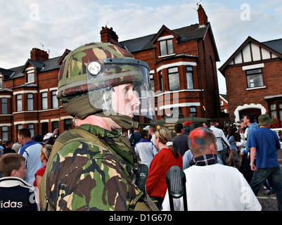 Soldati britannici, ordine pubblico dovere ardoyne shop fronti belfast Irlanda del Nord Foto Stock
