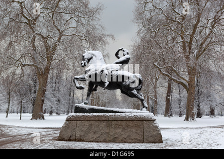 Energia fisica statua in inverno, i giardini di Kensington, London, England, Regno Unito, Europa Foto Stock