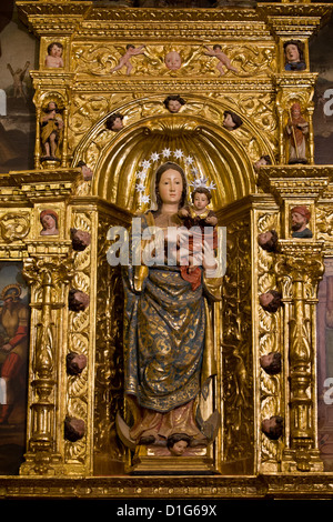 Rilievi storici della Vergine Maria con il bambino Gesù Cristo all'interno della nicchia dorato nella Cattedrale Moschea (Mezquita) a Cordoba, Spagna. Foto Stock