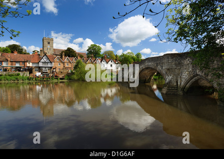 Village e il ponte medievale sul fiume Medway, Aylesford, vicino a Maidstone Kent, England, Regno Unito, Europa Foto Stock