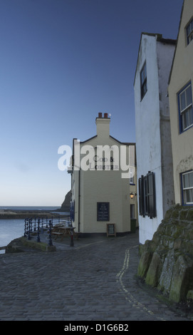 Moonrising oltre il merluzzo e astice pub al Staithes sulla North Yorkshire, costa, REGNO UNITO Foto Stock