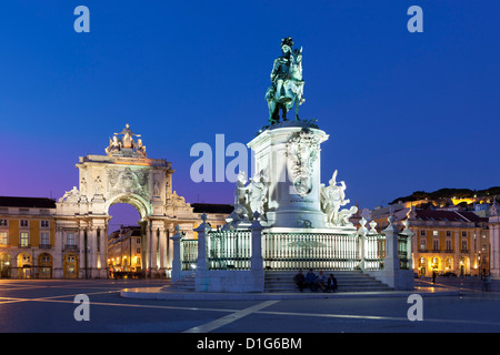 Praca do Comercio con la statua equestre di Dom Jose e Arco da Rua Augusta, Baixa, Lisbona, Portogallo, Europa Foto Stock