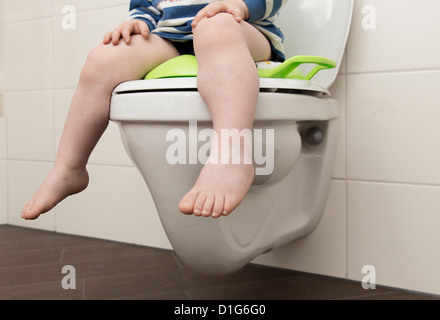 Un Fissaggio Di Un Seggiolino Per Bambini Collocato Sulla Parte Superiore  Di Un Bagno Per Un Bambino Durante L'addestramento Al Va Fotografia Stock -  Immagine di crescere, interno: 213935602