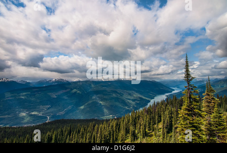 Meravigliosa vista dalla cima di Mount Revelstoke con prefetto soffici nuvole. Foto Stock