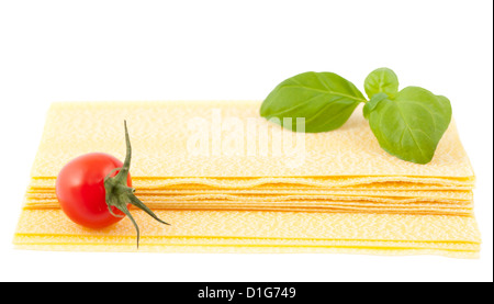 Fogli di lasagna pronta per la cottura con il pomodoro su sfondo bianco Foto Stock