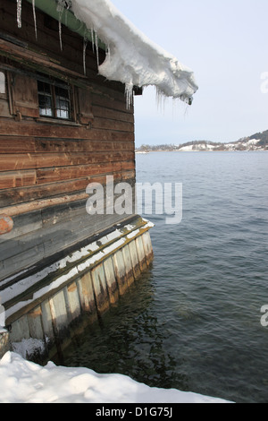 Casa-barca a Bad Wiessee in inverno, Lago Tegernsee, Alta Baviera, Germania, Europa. Foto di Willy Matheisl Foto Stock
