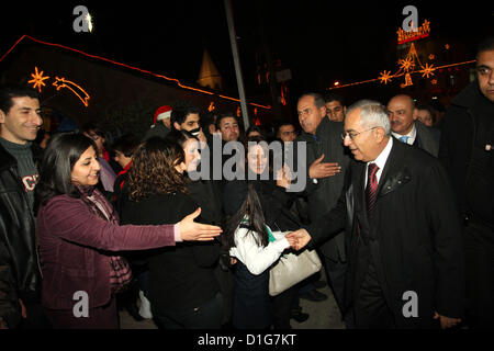 20 dicembre 2012 - Ramallah, West Bank, Territorio palestinese - il primo ministro palestinese Salam Fayyad partecipa alla cerimonia di illuminazione di un albero di Natale nel villaggio di Beit Sahour vicino al West Bank città di Betlemme il 20 dicembre 2012 (credito Immagine: © Mustafa Abu Dayehi APA/images/ZUMAPRESS.com) Foto Stock