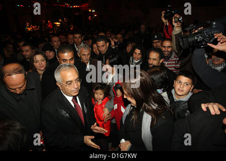 20 dicembre 2012 - Ramallah, West Bank, Territorio palestinese - il primo ministro palestinese Salam Fayyad partecipa alla cerimonia di illuminazione di un albero di Natale nel villaggio di Beit Sahour vicino al West Bank città di Betlemme il 20 dicembre 2012 (credito Immagine: © Mustafa Abu Dayehi APA/images/ZUMAPRESS.com) Foto Stock