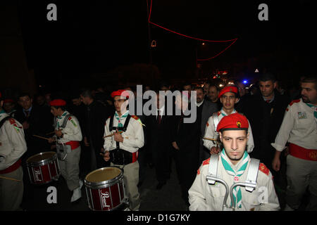 20 dicembre 2012 - Ramallah, West Bank, Territorio palestinese - il primo ministro palestinese Salam Fayyad partecipa alla cerimonia di illuminazione di un albero di Natale nel villaggio di Beit Sahour vicino al West Bank città di Betlemme il 20 dicembre 2012 (credito Immagine: © Mustafa Abu Dayehi APA/images/ZUMAPRESS.com) Foto Stock