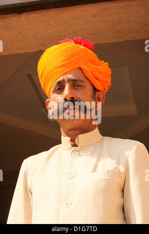 Palazzo Indiano guardia con grandi baffi e copricapo, vestito di bianco. Rajasthan in India Foto Stock
