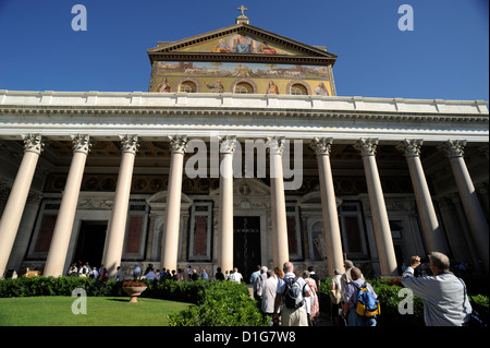 Italia, Roma, basilica di San Paolo fuori le Mura, turisti Foto Stock