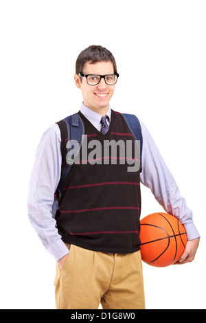 Un sorridente studente maschio con borsa scuola in possesso di un basket isolato su sfondo bianco Foto Stock