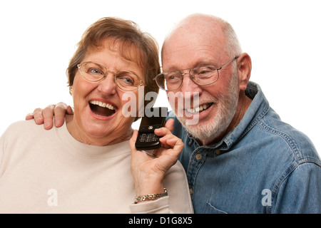 Felice coppia Senior tramite telefono cellulare isolato su uno sfondo bianco. Foto Stock