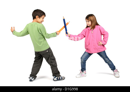 Bambini giovane giocando con grandi matite isolato in bianco Foto Stock