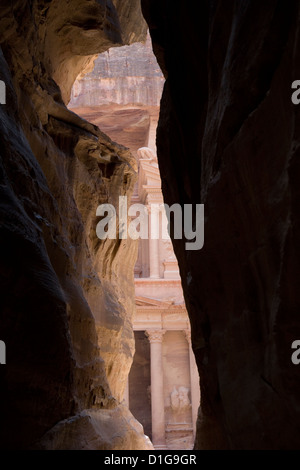 Guardando verso il Tesoro (Al Khaznah) dal siq, Petra, Giordania. Foto Stock