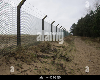 Filo di recinzione di sicurezza intorno a un vuoto di un appezzamento di terreno, vicino a Swansea, South Wales, Dicembre 2012 Foto Stock