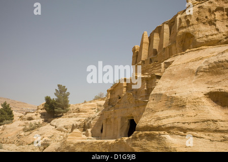 Vista laterale dell'Obelisco Tomb & il triclinio, Petra, Giordania. Foto Stock