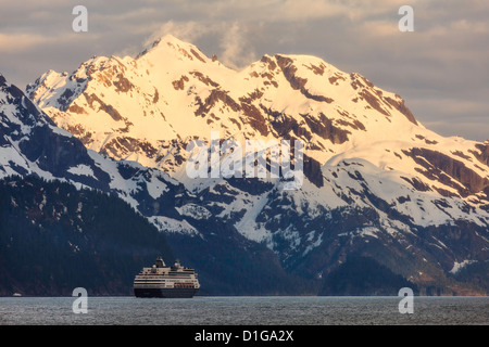 Una nave da crociera nella baia di risurrezione con la risurrezione montagne sullo sfondo come si discosta Seward, Alaska. Foto Stock