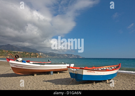 Colorfull barche da pesca su Playa de Burriana, Nerja, Spagna Foto Stock