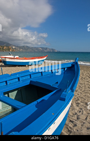 Colorfull barche da pesca su Playa de Burriana, Nerja, Spagna Foto Stock