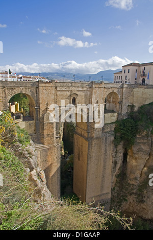 Puente Nuevo (nuovo) bridge spanning gorge, Ronda, Andalusia, Spagna Foto Stock
