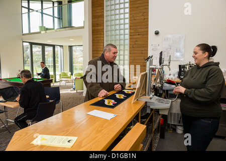 Il cafe bar all'interno del grande lotteria fondo finanziato il centro di Phoenix, Goodwick, Fishguard, Pembrokeshire Wales UK Foto Stock