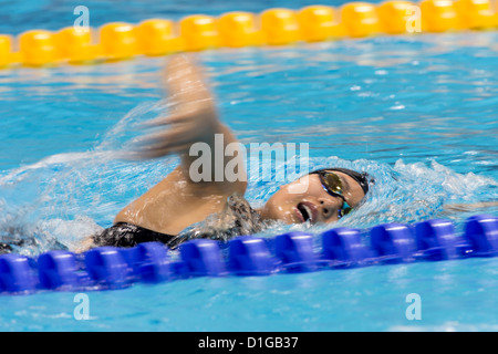 Nuotatore femminile in azione di freestyle. Foto Stock