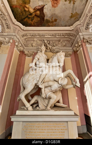 Statua equestre del Re Jan III Sobieski frantumazione invasori Turchi nella battaglia di Vienna nel 1683, Wilanów Palace, Varsavia, Polonia Foto Stock