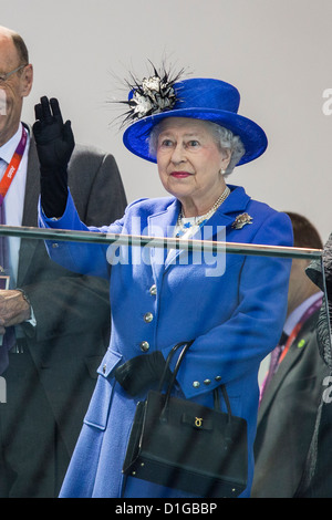 La Gran Bretagna è la Regina Elisabetta II guarda la sessione mattutina del nuoto concorrenza Luglio 28, 2012 a 2012 Olympic Foto Stock