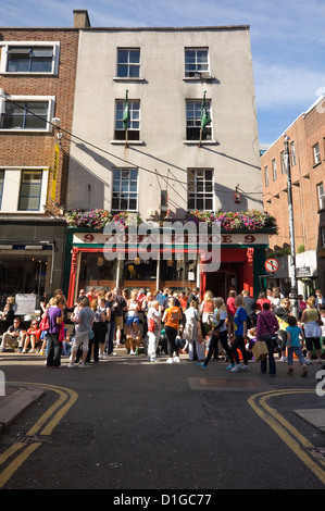Vista verticale della folla di gente gustando un drink al di fuori del John Kehoe pub di Dublino. Foto Stock