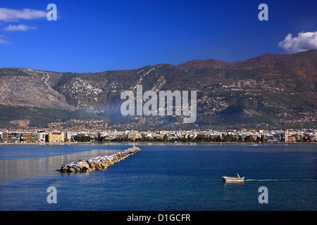 Vista panoramica della città di Volos. In background Pelion montagna con alcuni dei suoi borghi, Tessaglia, Grecia. Foto Stock