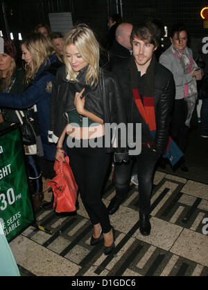 Londra, UK, 20/12/2012: Laura Whitmore arriva per 'cattivi' VIP serata di gala al teatro Apollo Victoria Foto Stock