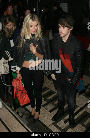 Londra, UK, 20/12/2012: Laura Whitmore arriva per 'cattivi' VIP serata di gala al teatro Apollo Victoria Foto Stock