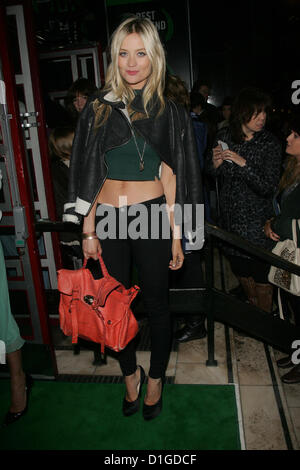 Londra, UK, 20/12/2012: Laura Whitmore arriva per 'cattivi' VIP serata di gala al teatro Apollo Victoria Foto Stock