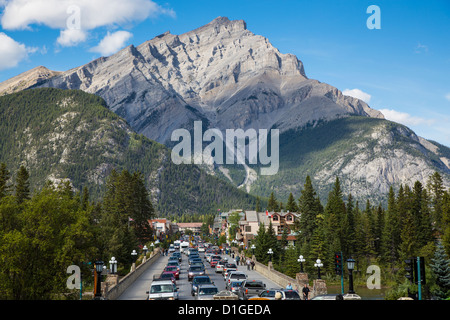 Banff Avenue con la Cascade Mountain in background nelle Montagne Rocciose Canadesi in Banff National Park in Alberta Canada Foto Stock