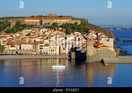 Il villaggio mediterraneo di Collioure, Pirenei Orientali, Cote Vermeille, Languedoc-Roussillon, Francia Foto Stock