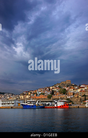 Vista parziale della parte vecchia della città di Kavala, Macedonia, Grecia. È possibile vedere il porto, la Imaret (ospizio per i poveri) e il castello. Foto Stock