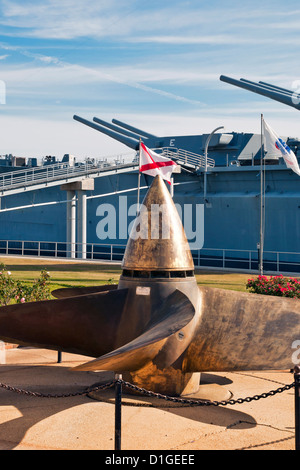 Nave elica nella parte anteriore del USS Alabama, Battleship Memorial Park, Mobile, Alabama Foto Stock