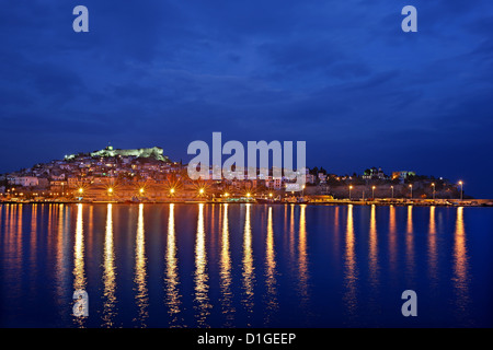 Vista notturna della parte vecchia della città di Kavala, Macedonia, Grecia. È possibile vedere il porto, la Imaret (ospizio per i poveri) e il castello. Foto Stock