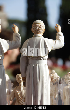 Modello di papa statua sul dono stand negozio souvenir di ornamento in stallo a roma italia Foto Stock