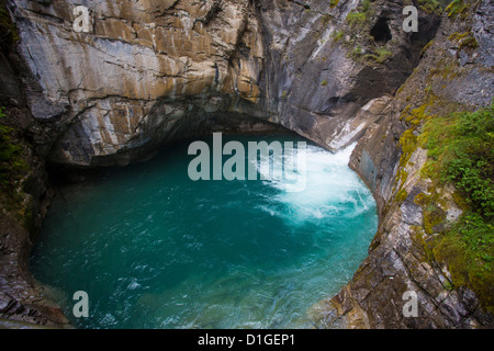 Johnson Creek in Johnson Canyon nel Parco Nazionale di Banff nelle Montagne Rocciose Canadesi in Alberta Canada Foto Stock