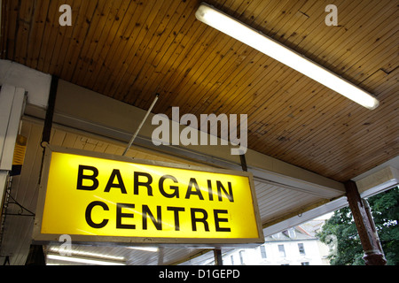 Affare center shop segno a Llandudno, Galles Foto Stock