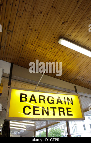 Affare center shop segno a Llandudno, Galles Foto Stock