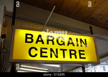 Affare center shop segno a Llandudno, Galles Foto Stock