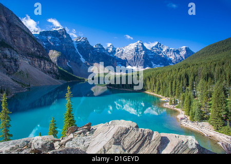 Il Moraine Lake nella Valle dei Dieci Picchi nel Parco Nazionale di Banff nelle Montagne Rocciose Canadesi in Alberta Canada Foto Stock