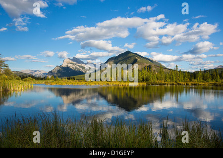 Mount Rundle e Montagna di Zolfo riflettendo in Laghi Vermillion a Banff National Park in Alberta Canada Foto Stock