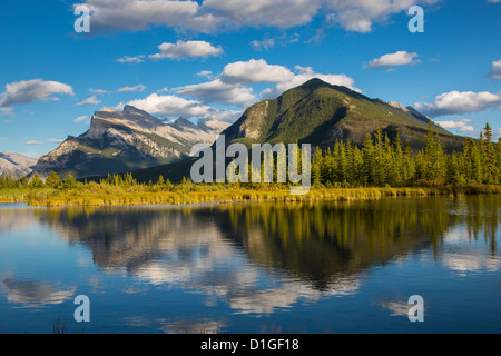 Mount Rundle e Montagna di Zolfo riflettendo in Laghi Vermillion a Banff National Park in Alberta Canada Foto Stock