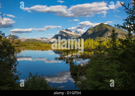 Mount Rundle e Montagna di Zolfo riflettendo in Laghi Vermillion a Banff National Park in Alberta Canada Foto Stock