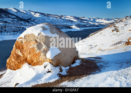 Masso di arenaria e Horsetooth serbatoio vicino Fort Collins, Colorado, paesaggio invernale Foto Stock